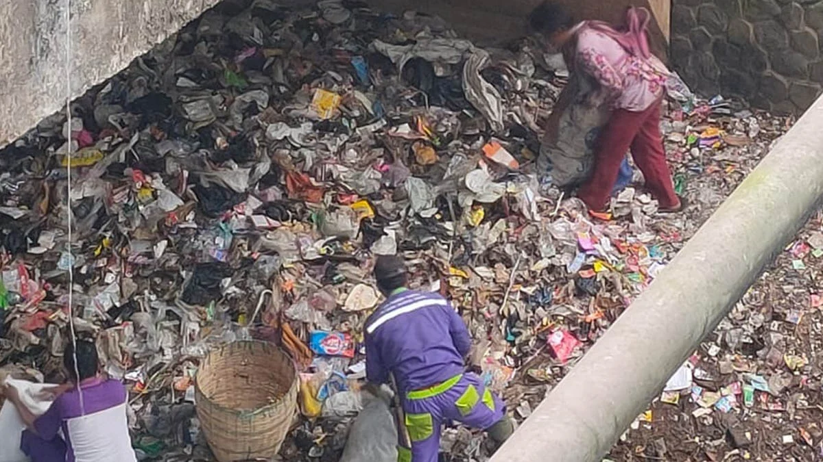 bersih-bersih sampah di kolong jembatan cigayam