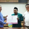 Pj Sekda Kota Tasikmalaya Asep goparuloh menyerahkan berkas hibah kepada penerima