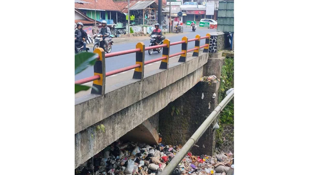 sampah di jembatan cigayam di Jalan Raya Sindangkasih-Cikoneng