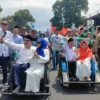 Ivan dicksan dede muharam naik becak daftar ke KPU Kota Tasikmalaya