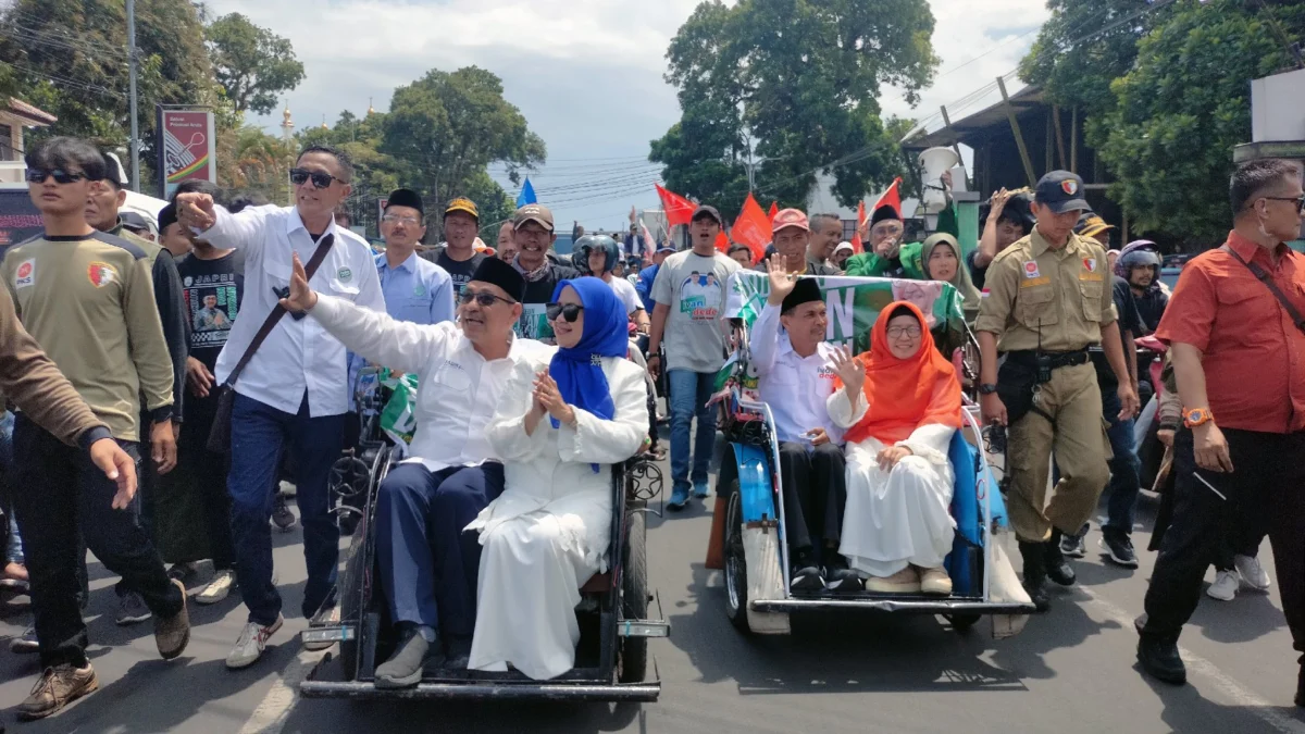 Ivan dicksan dede muharam naik becak daftar ke KPU Kota Tasikmalaya