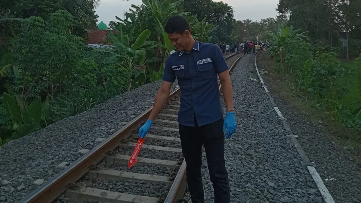 Pemasangan Palang Pintu di Perlintasan Rel Kereta Api di Manonjaya