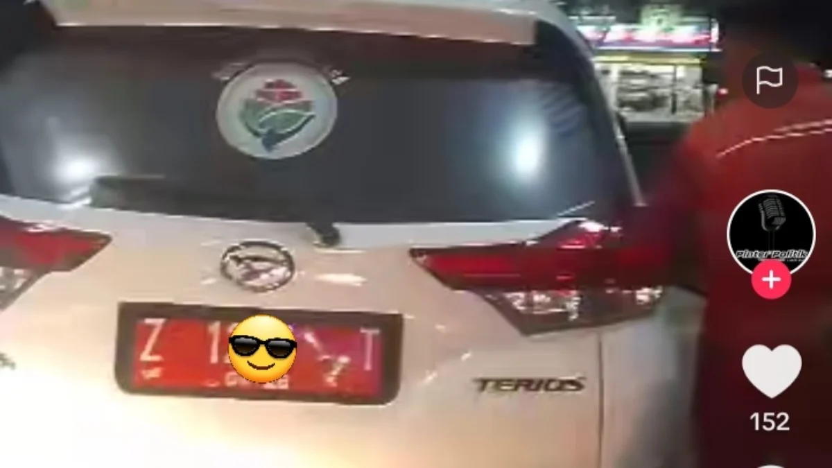 Mobil plat merah isi pertalite