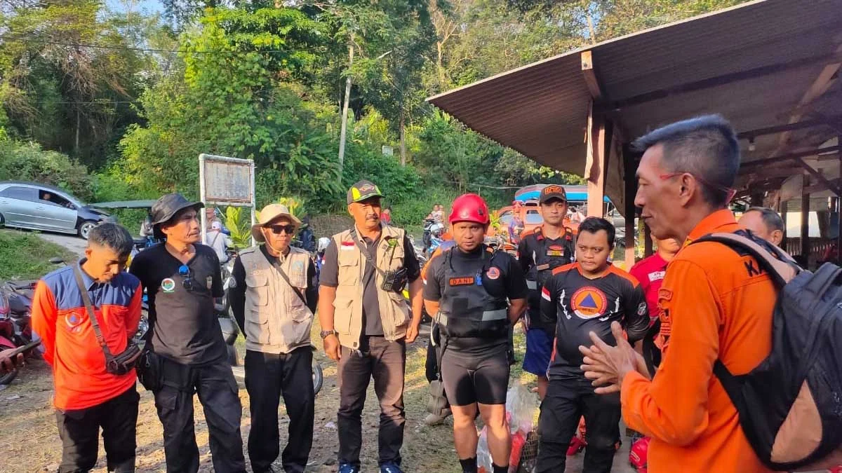 SAR ciamis melakukan pencarian pemuda yang bunuh diri di jembatan cirahong