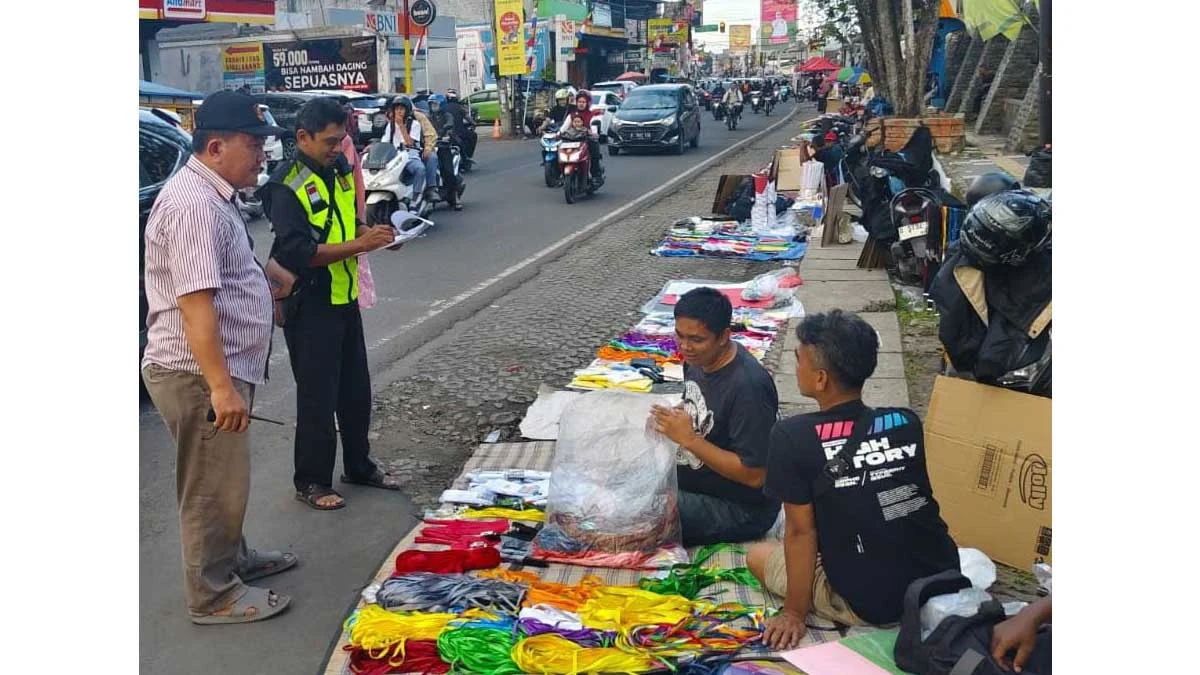 pedagang musiman di depan unsil