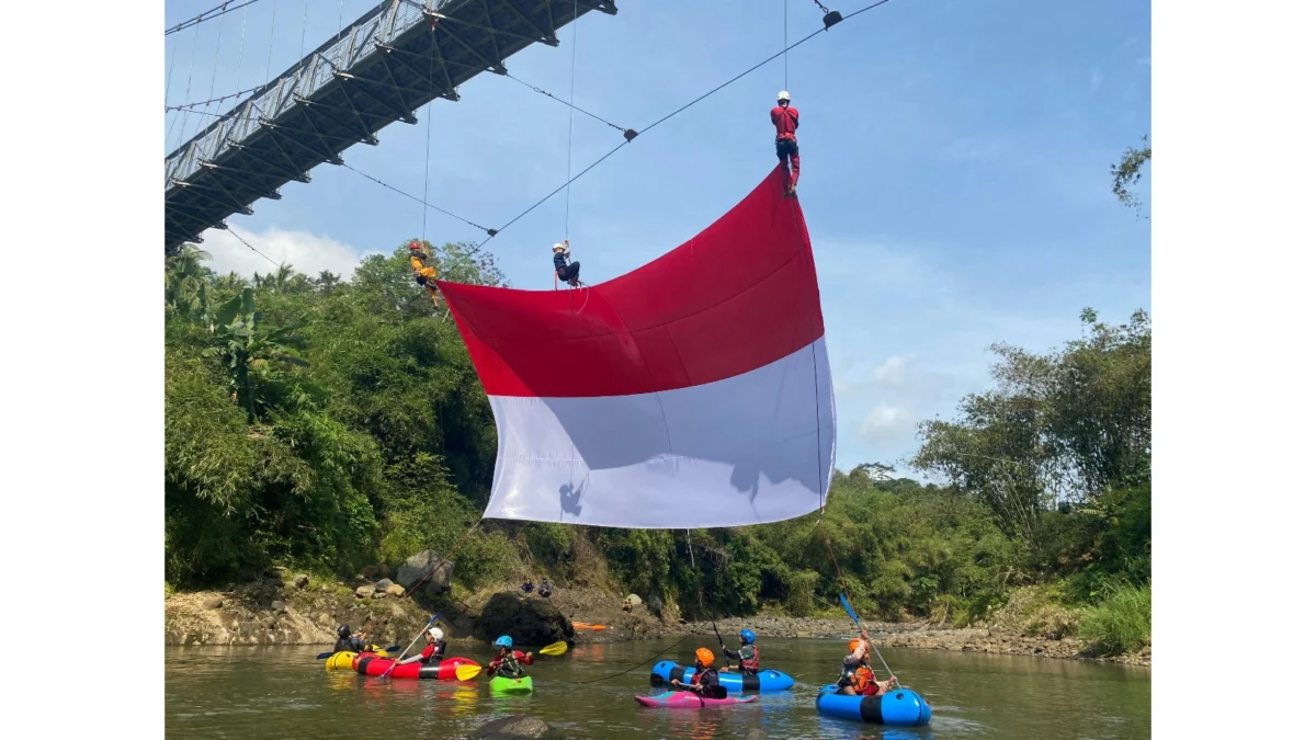 Upacara bendera di jemnatan gantung sukamenak