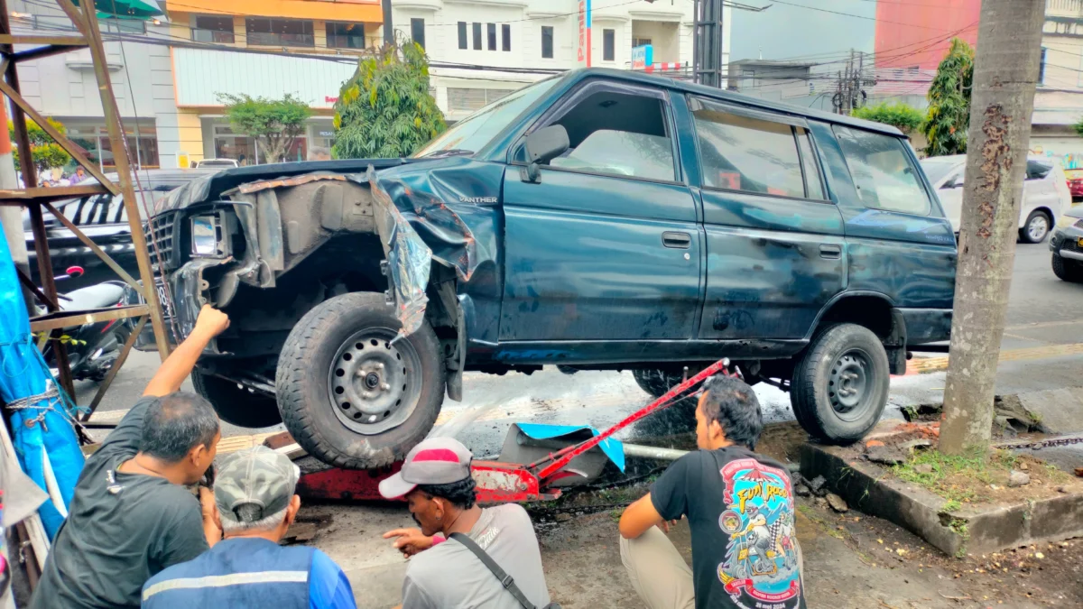 Mobil panther kecelakaan di Jalan HZ Mustofa, Tukang bubur nyaris tertabrak, lalu lintas kota tasikmalaya