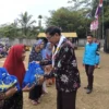 HM yusuf membagikan sembako