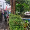 bersih-bersih sampah di kolong Jembatan Cigayam