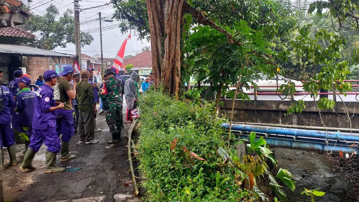 bersih-bersih sampah di kolong Jembatan Cigayam