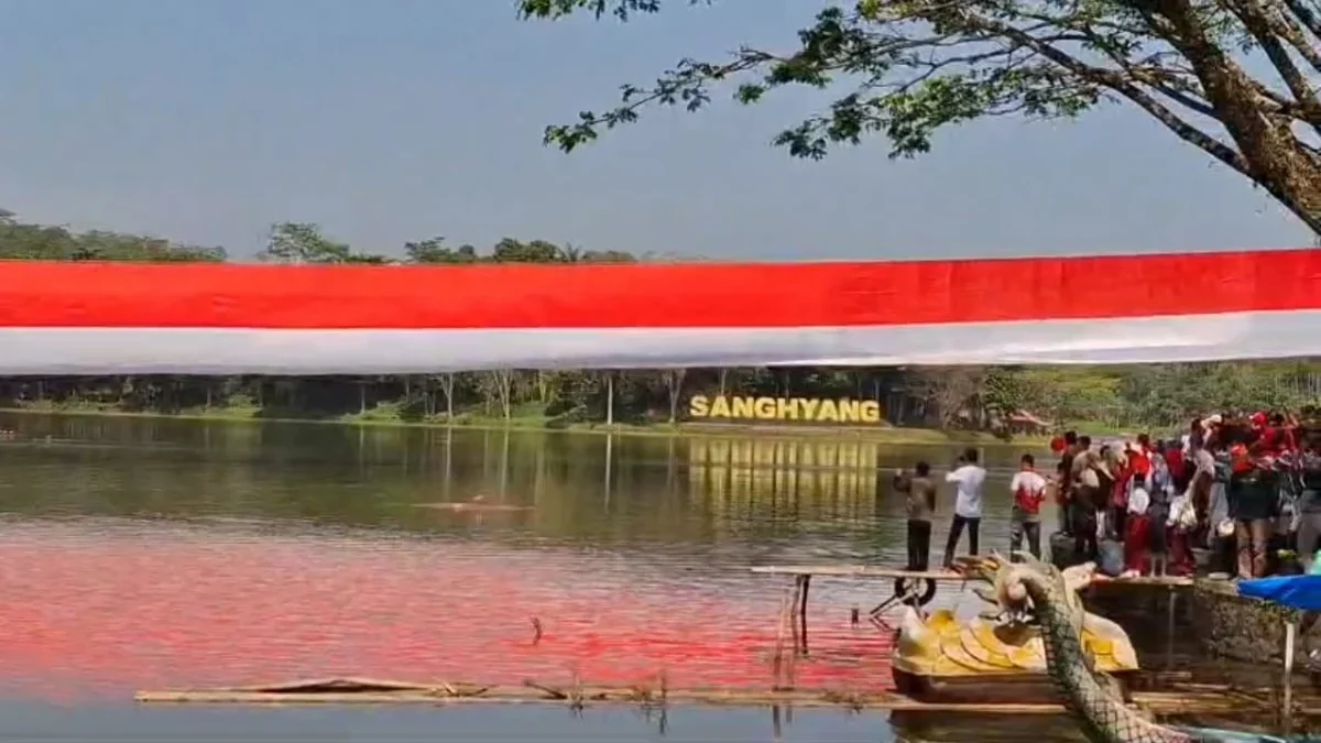 Bendera Merah Putih Raksasa Menghiasi Situ Sanghyang