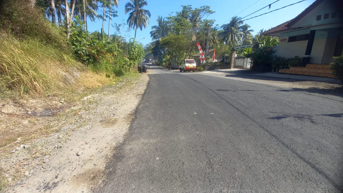 jalan menuju pantai batuhiu