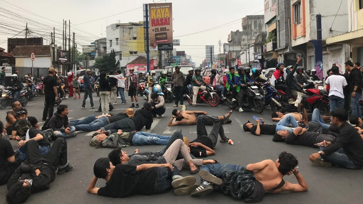 Mahasiswa Tasikmalaya Tidur di Jalan