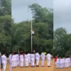 memanjat tiang bendera