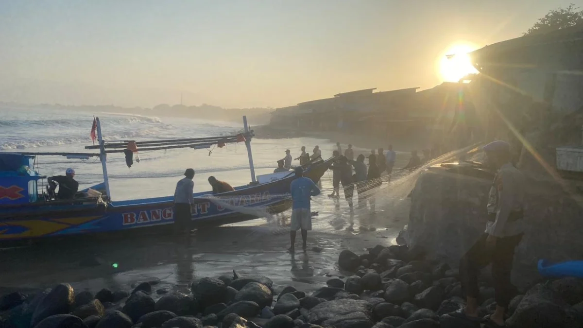 Perahu Nelayan di Pantai Santolo