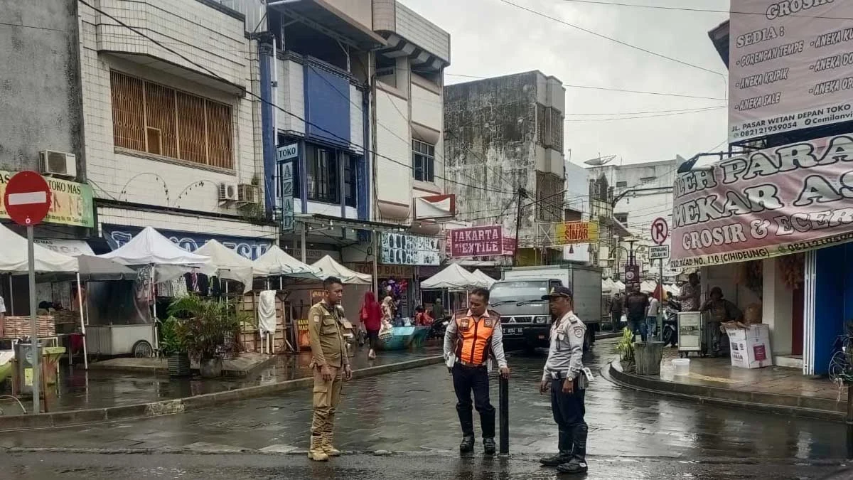 jalur semi pedestrian cihideung kembali bisa dilintasi mobil