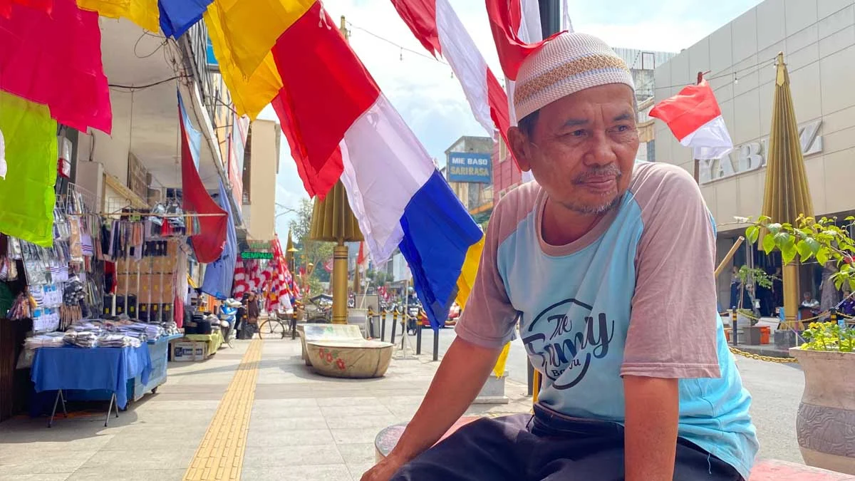 Pedagang bendera di Jalan KHZ Mustafa