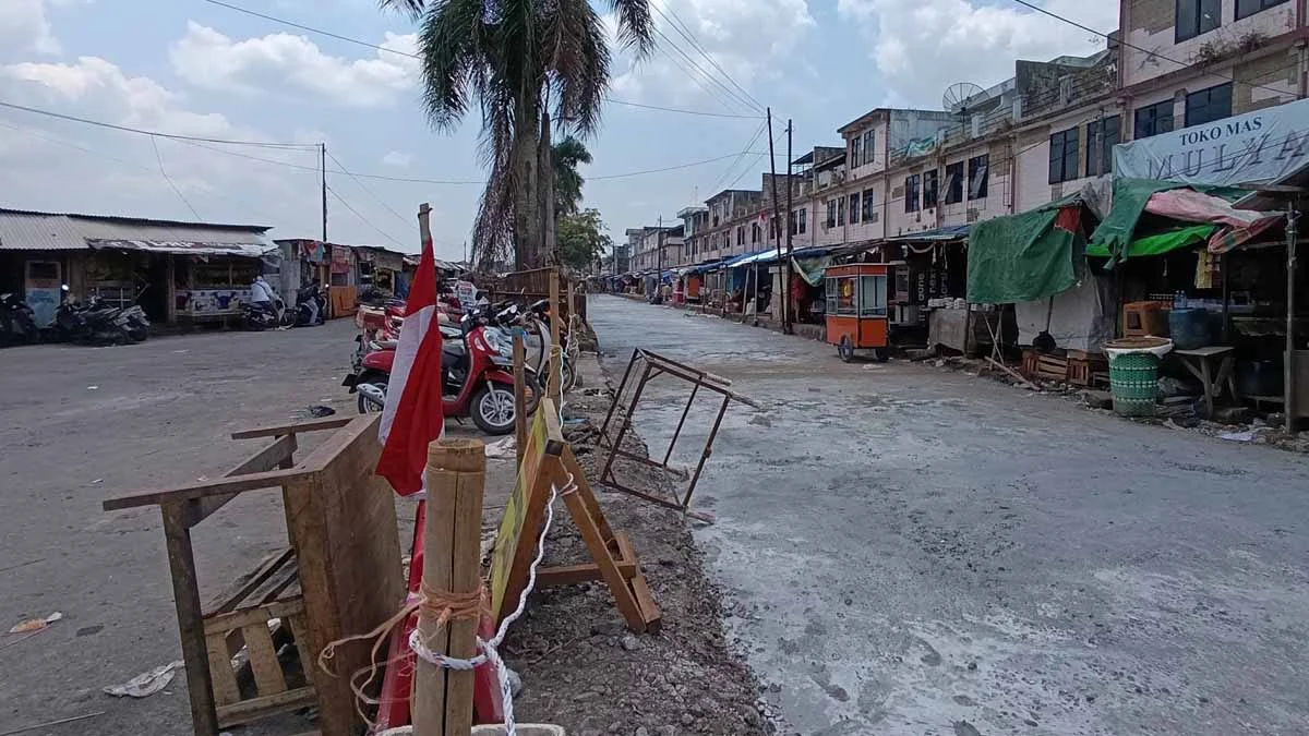 jalan pasar cikurubuk dibeton