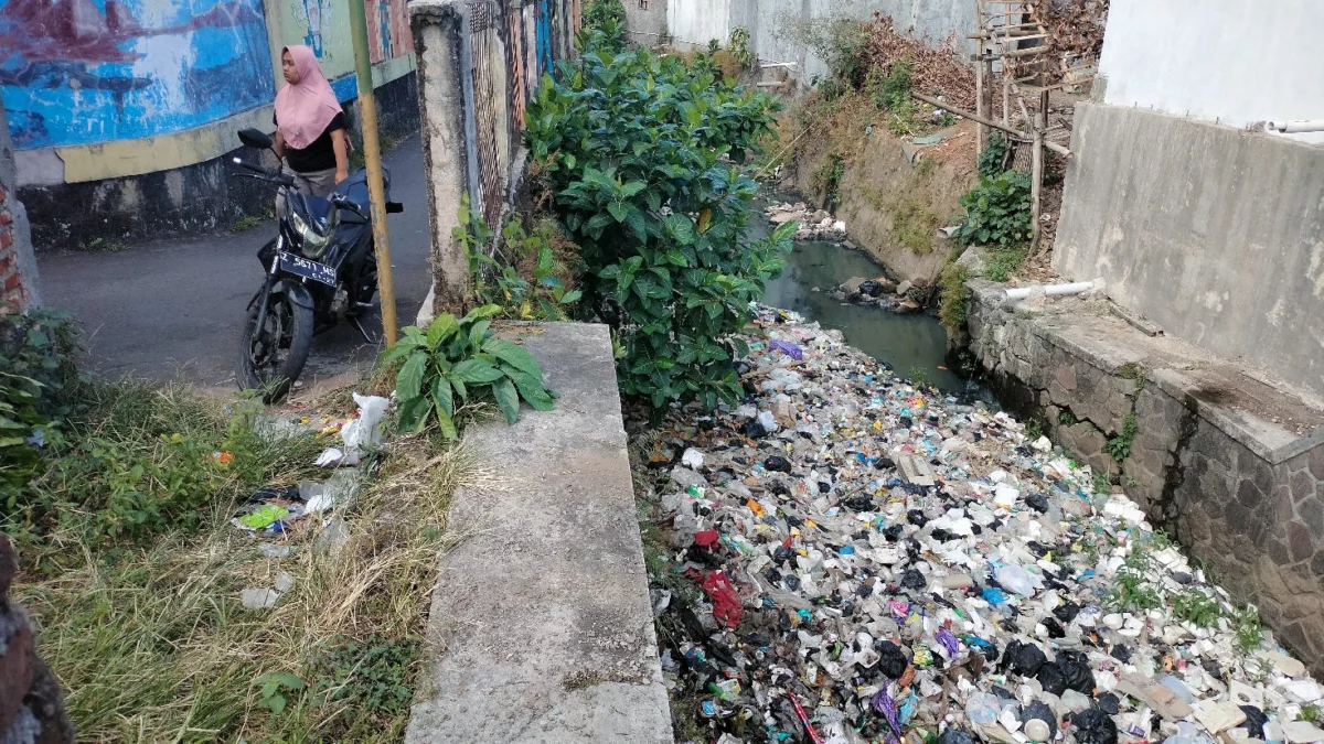 Tumpukan sampah di sungai, kelurahan panglayungan, upaya pemerintah