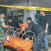 Pria berkostum pendekar, meninggal dunia, warung kelapa muda