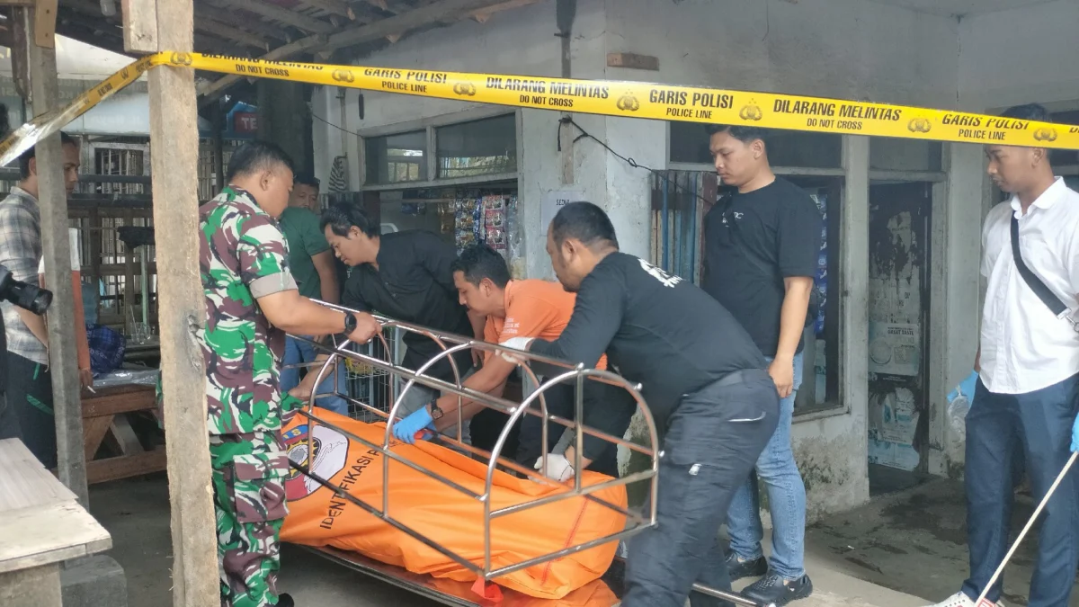 Pria berkostum pendekar, meninggal dunia, warung kelapa muda