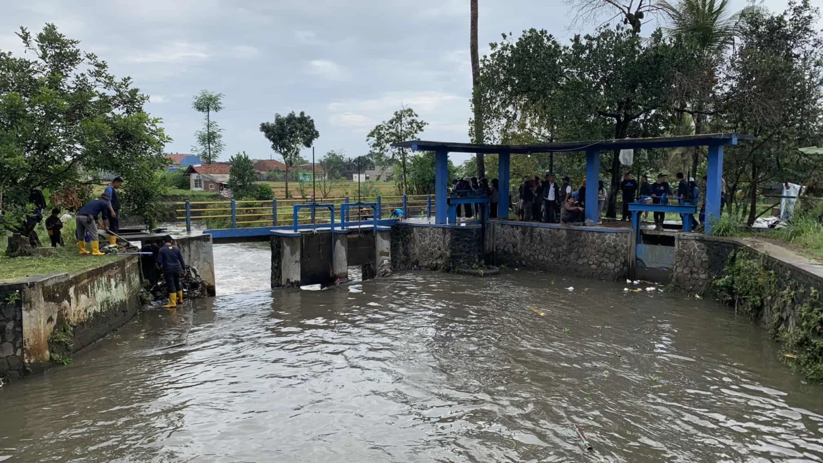 Bersih bersih di sungai, dampak karena hujan, tumpukan sampah