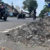 gundukan material bekas proyek membahayakan pengendara di Kota tasikmalaya