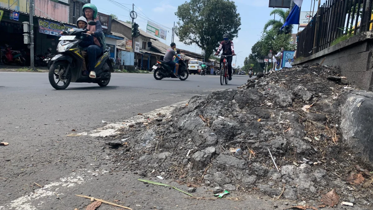 gundukan material bekas proyek membahayakan pengendara di Kota tasikmalaya