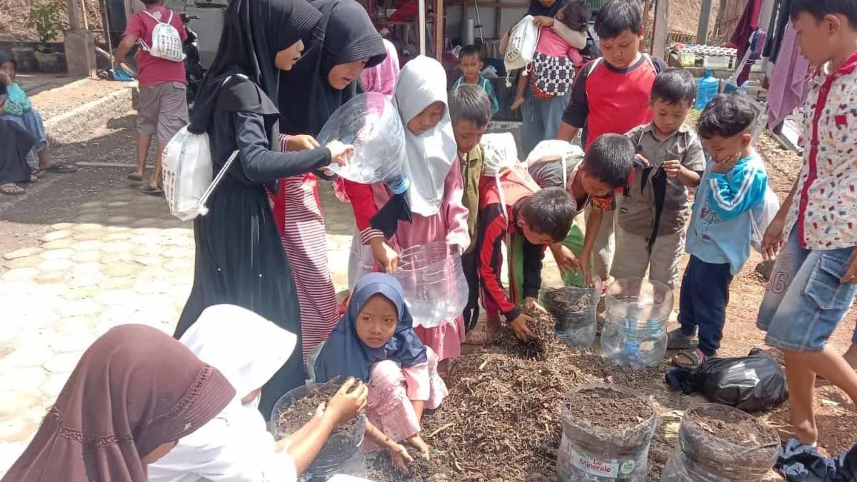 balad hutan belakar bertani di bersama kelompok tani balad sangkur