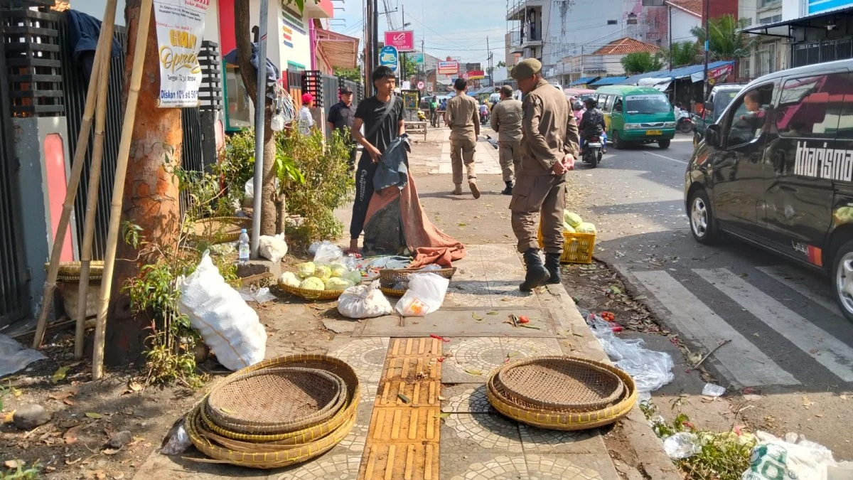 pedagang di jalan merdeka