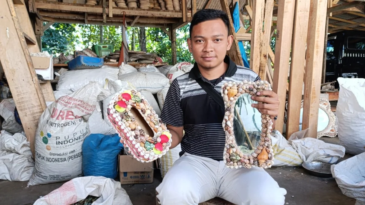 pengrajin kerang laut di kabupaten pangandaran