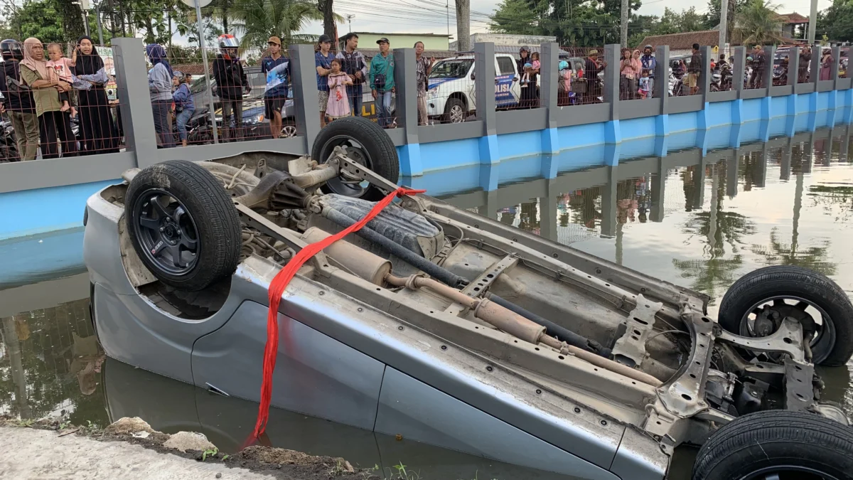 Mobil masuk kolam, kecelakaan lalu lintas tasikmalaya