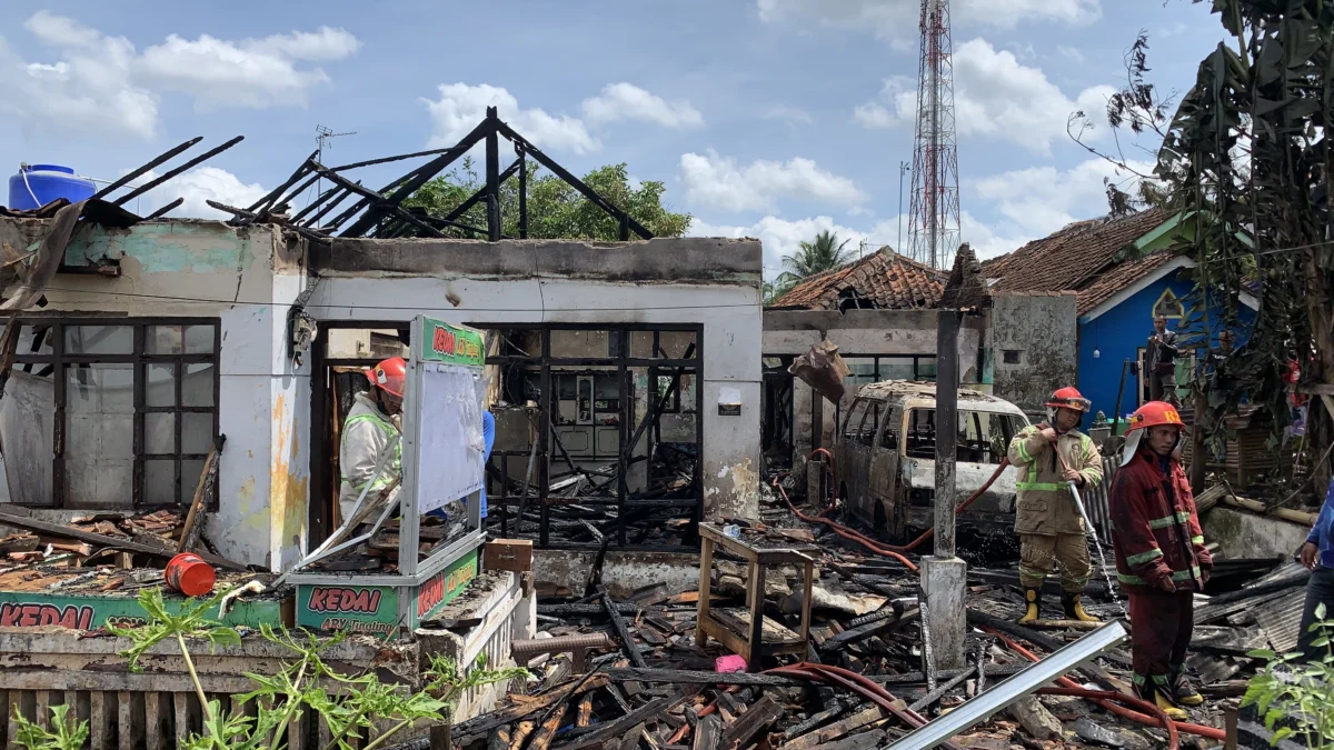 Mobil meledak kebakaran di tasikmalaya, kedai ayam geprek, rumah terbakar,