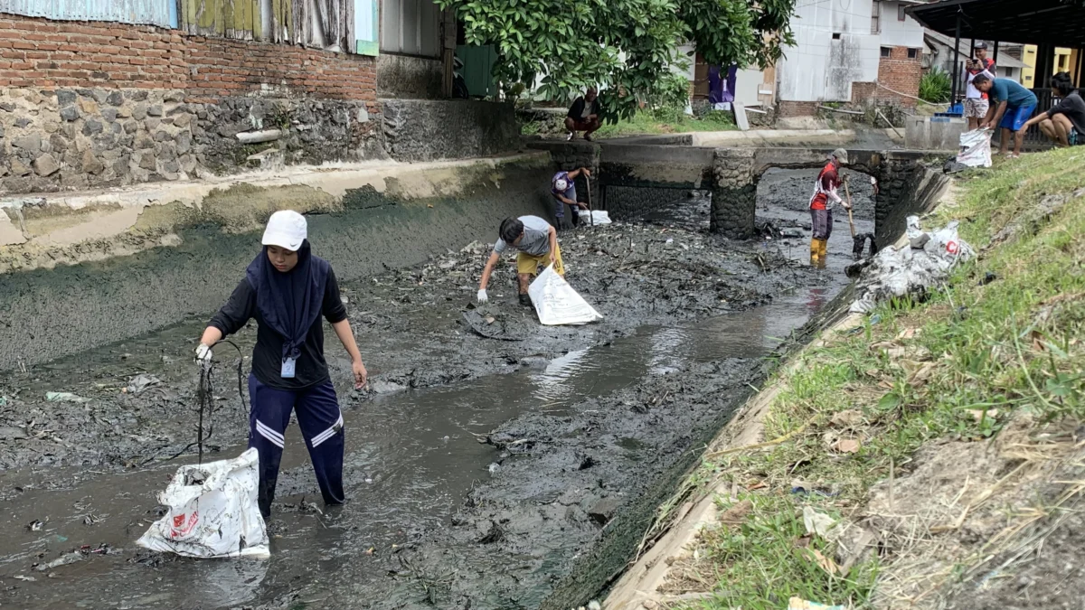 Sampah sungai cimulu, program kali bersih prokasih, mahasiswwi unsil,