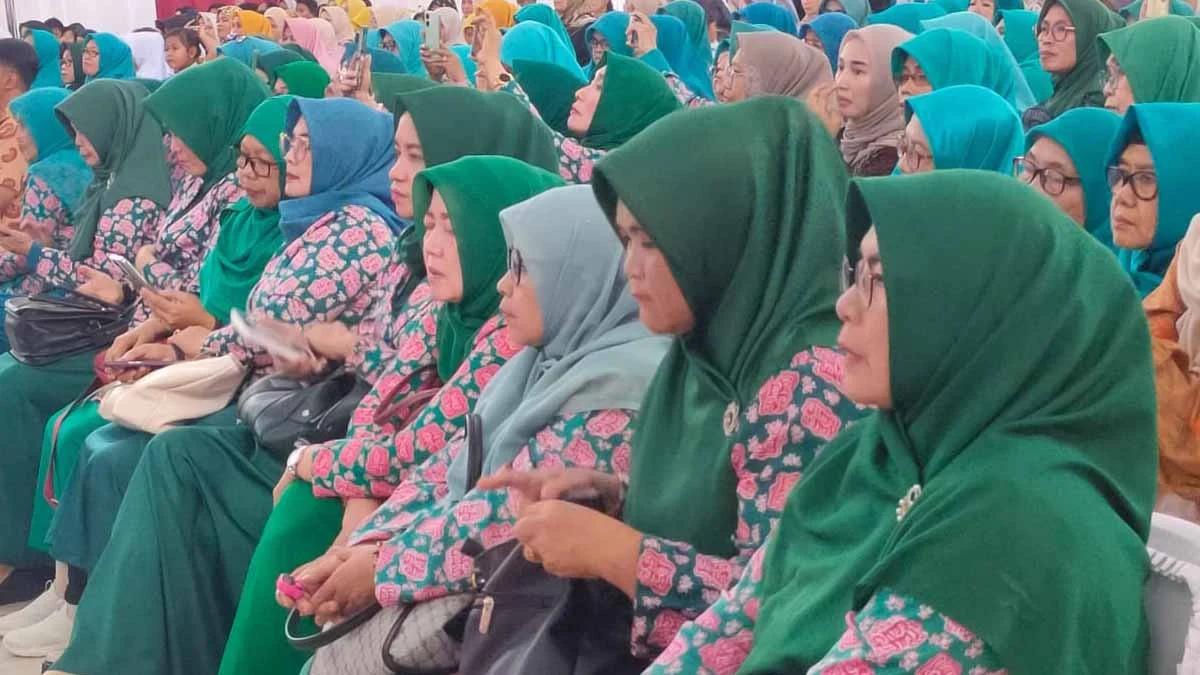 ibu ibu ciamis menggunakan batik