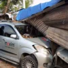 mobil nabrak warung sorabi