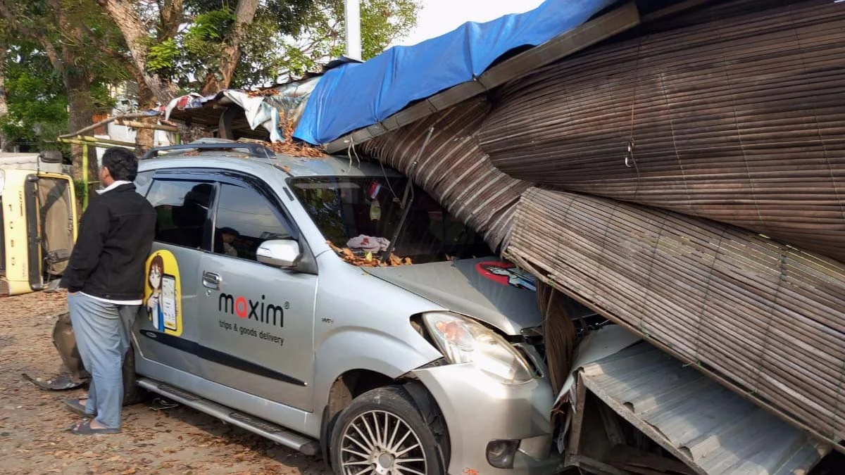 mobil nabrak warung sorabi