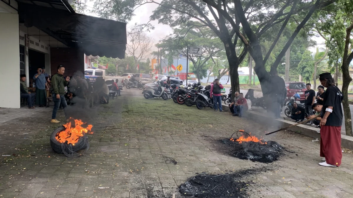 Bawaslu kota tasikmalaya, aksi bakar ban, pelanggaran pilkada money politic