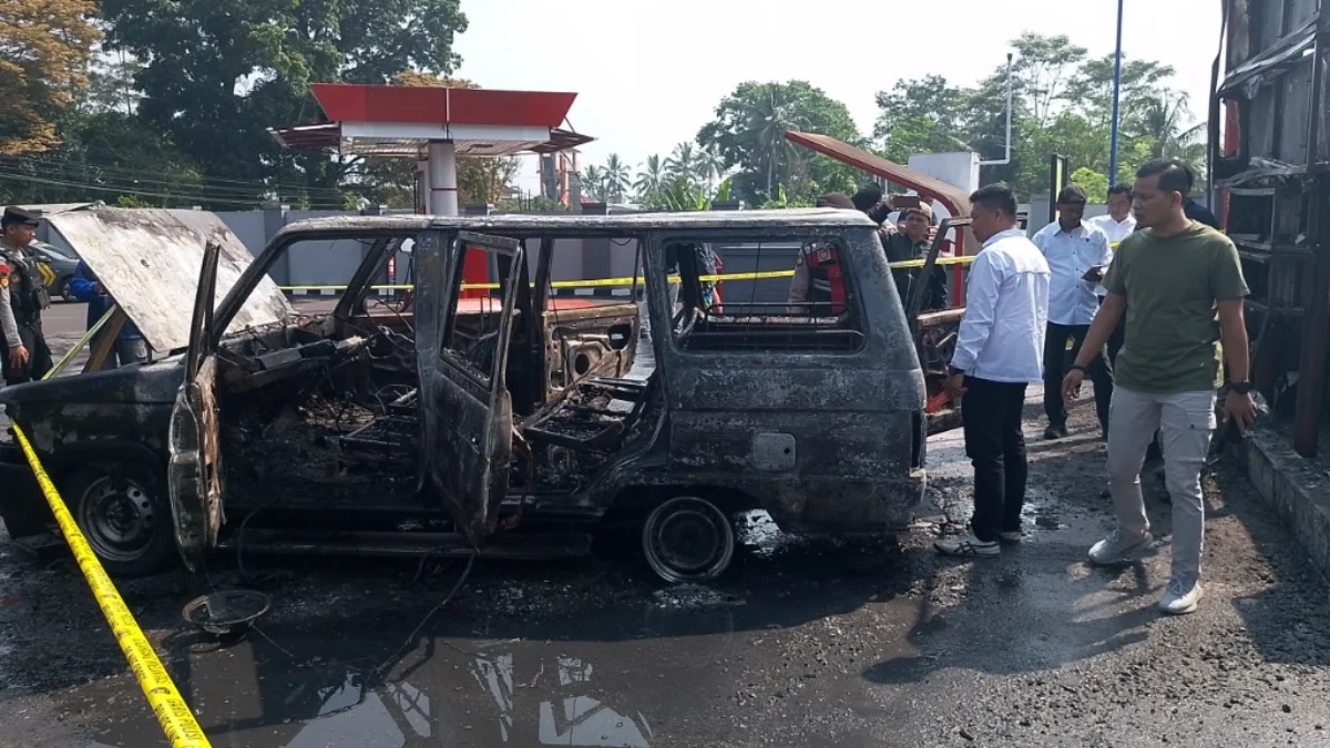 Kijang hangus terbakar