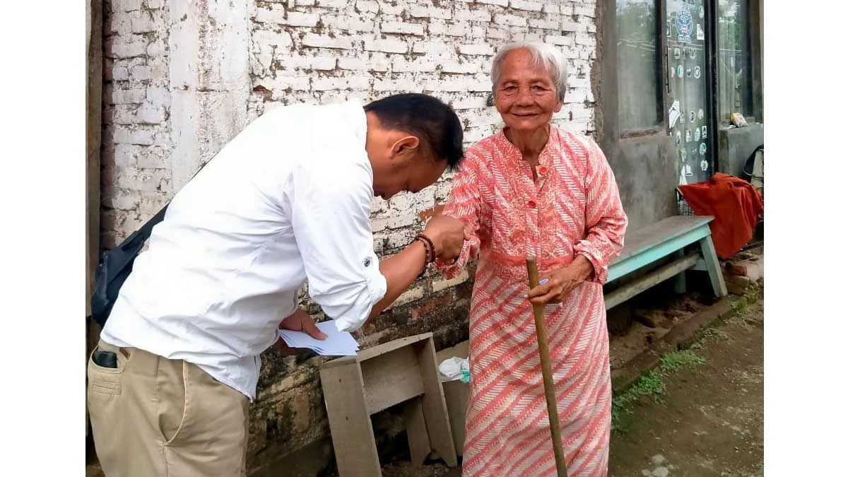 berbagi dengan warga miskin di Jumat Berkah