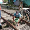 gotong royong bersihkan saluran air