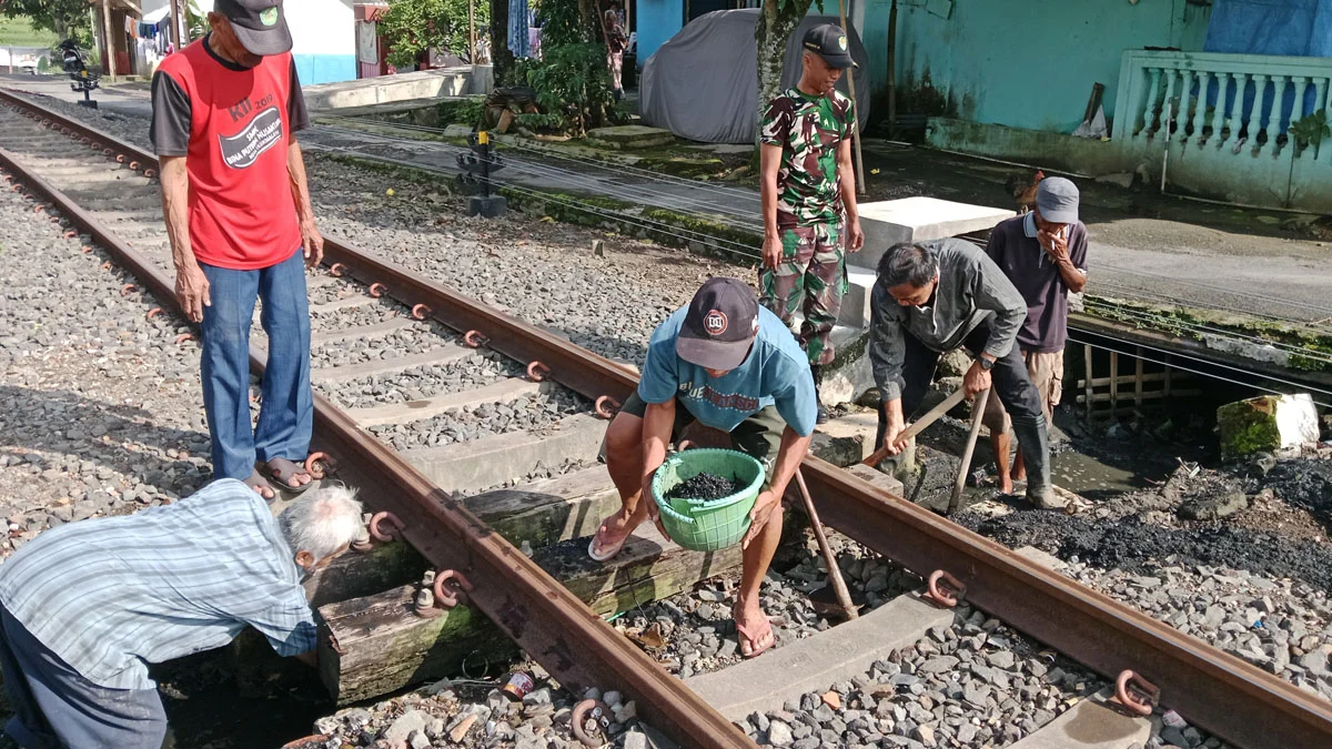 gotong royong bersihkan saluran air