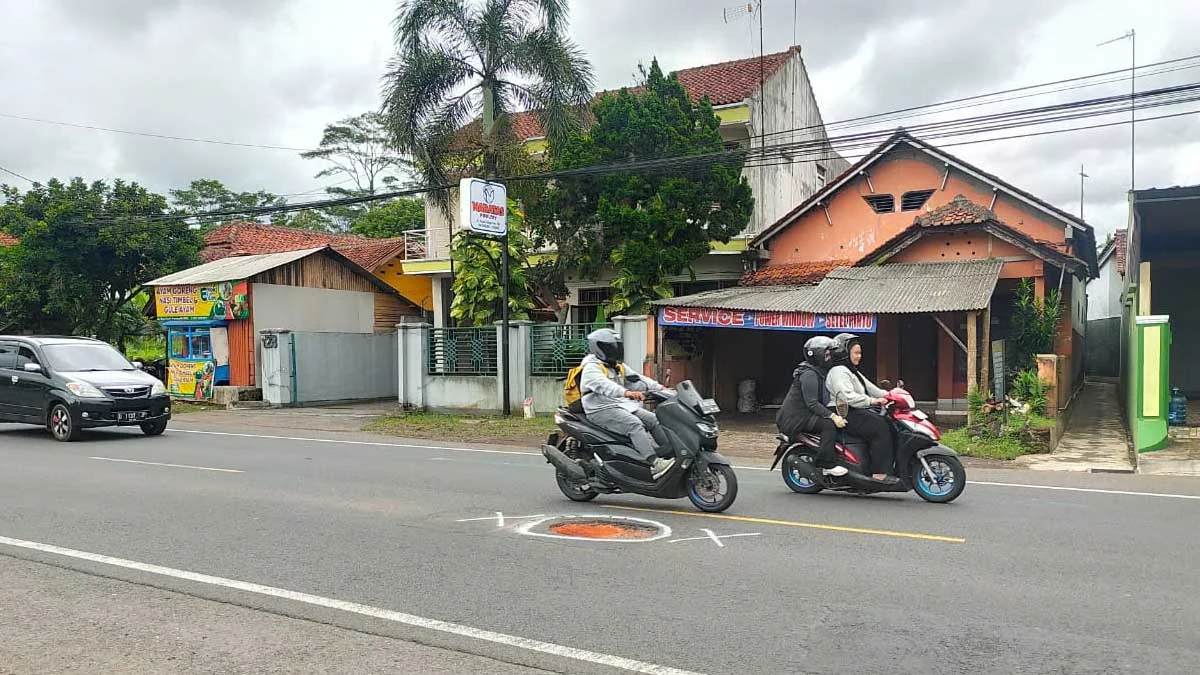 jalan nasional iii di desa cimari kecamatna cikoneng