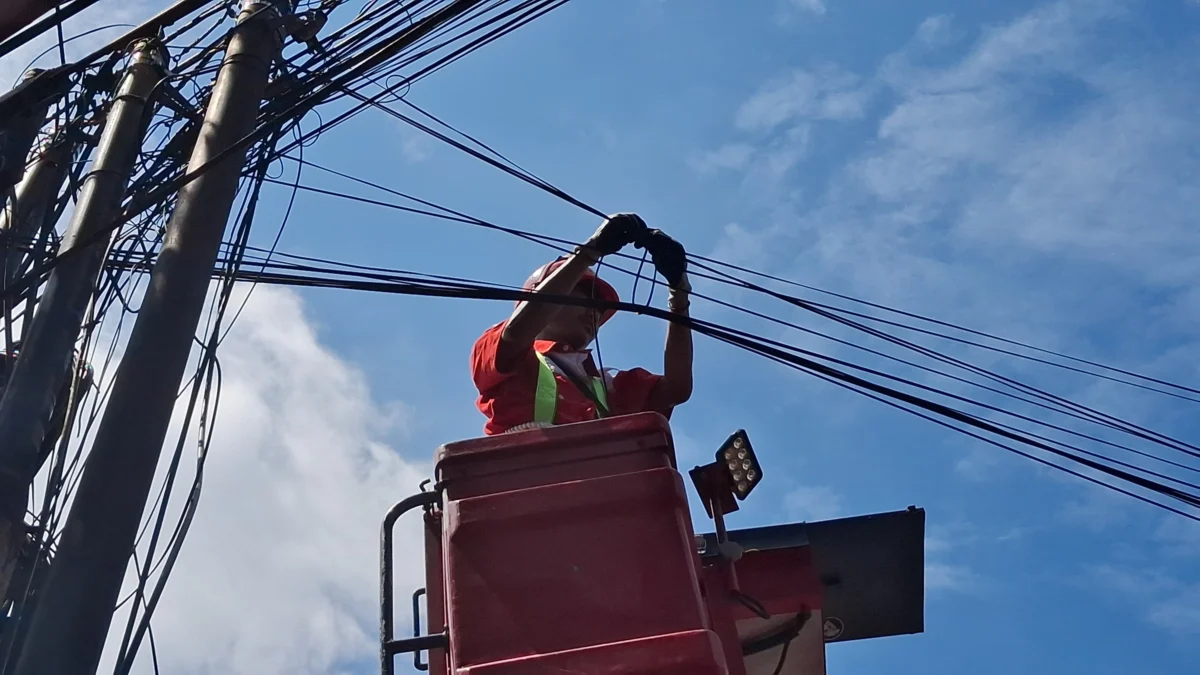 Kabel jaringan internet fiber optik, kondisi semrawut, apjatel