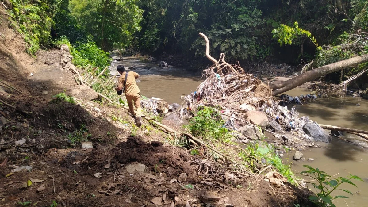 Saluran Irigasi di Desa Sukamenak