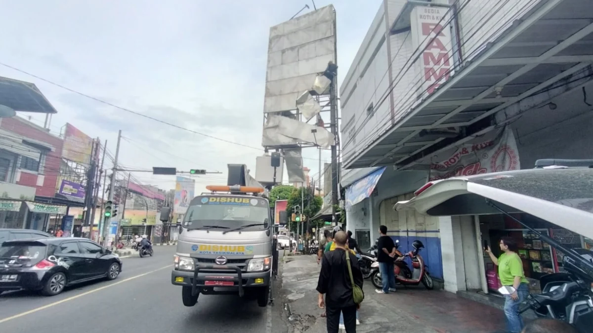 Papan reklame rusak, angin kencang, dinas putr kota tasikmalaya