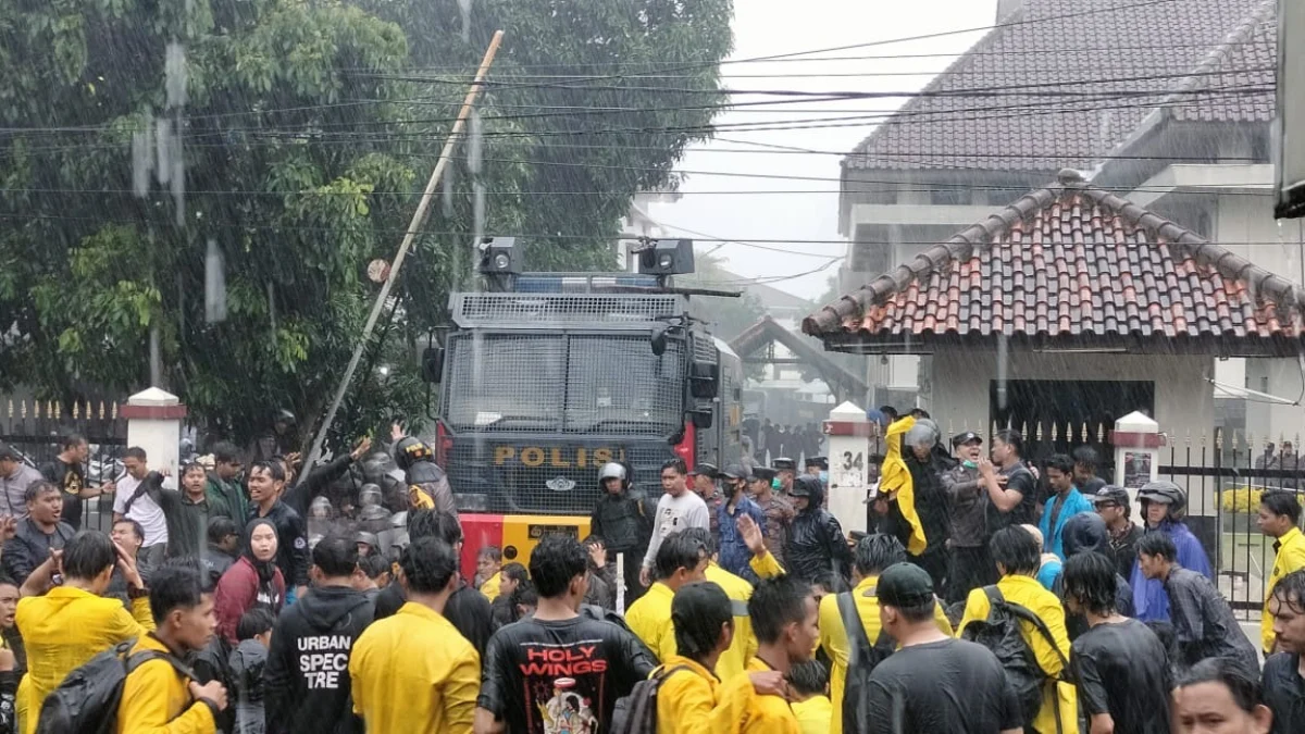 Aksi unjuk rasa indonesia gelap, polisi aktivis mahasiswa luka-luka, efisiensi pemangkasan anggaran