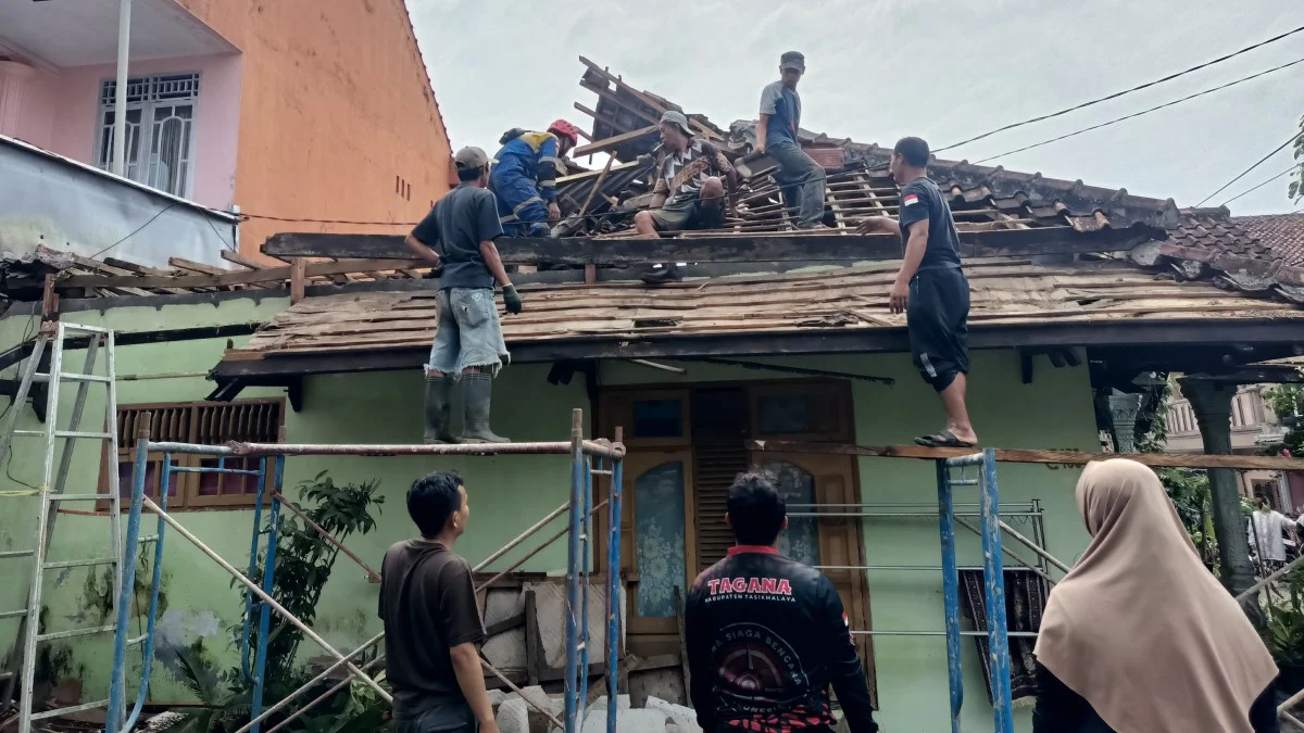 Dua Rumah di Tasikmalaya Ambruk