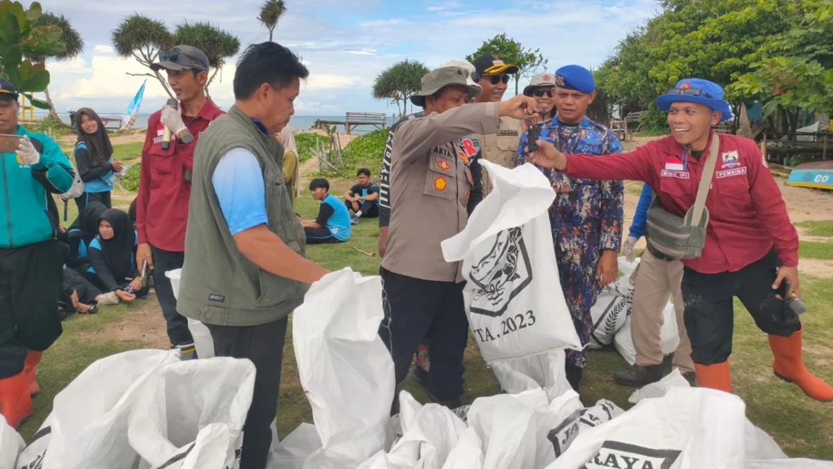 Aksi bersih bersih pantai