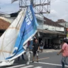 Angin kencang baliho copot di tasikmalaya, gangguan lalu lintas jalan,